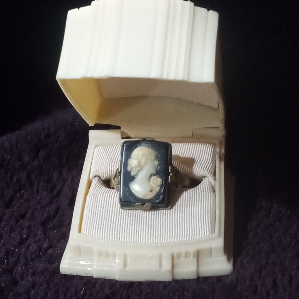 1920's Vintage Heirloom Estate Jewelry Gold Cameo ring with box